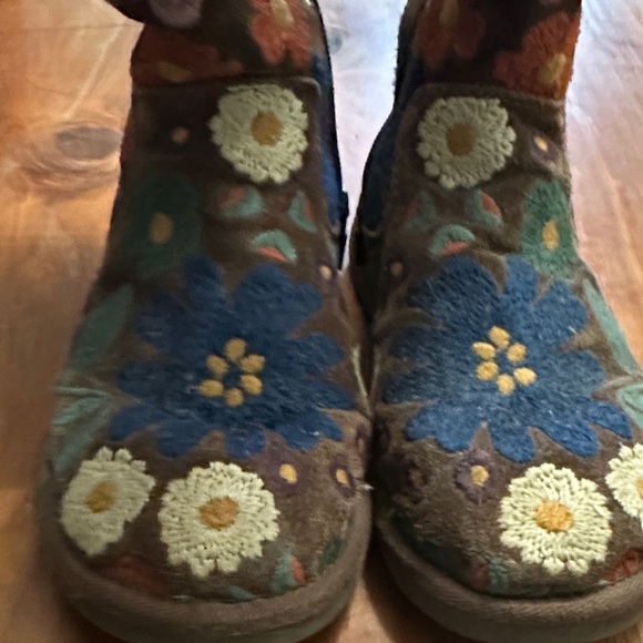 UGG Wahine Floral Embroidered Boots - Picture 12 of 16